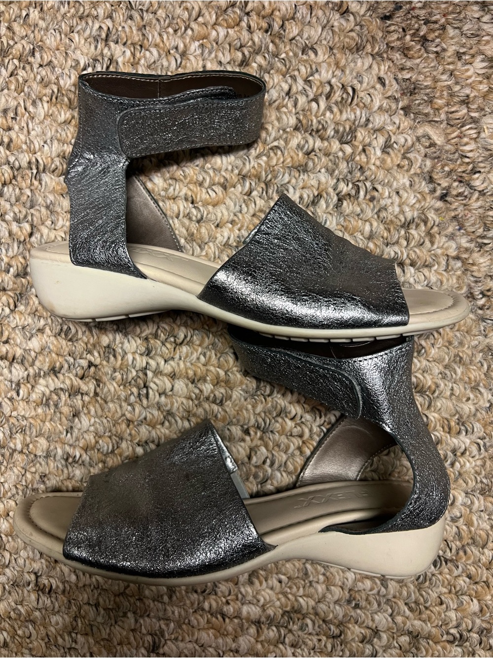 THE FLEXX Metallic Pewter Open-Toe Ankle-Strap Sandals Size 7